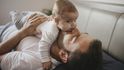 Francie prodlouží otcovskou dovolenou ze dvou týdnů na 28 dní.