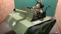 Nevlastní otec sestrojil svému postiženému dítěti parádní vojenský vozík