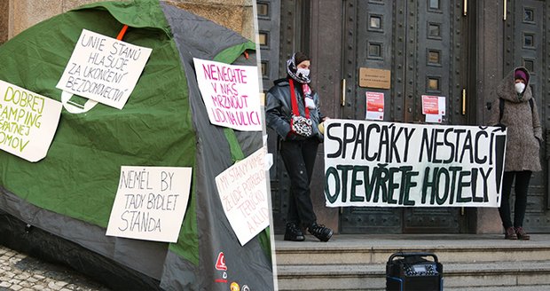 Deset mrtvých bezdomovců v Praze. „Spacák nestačí, otevřete hotely,“ vyzývají aktivisté politiky