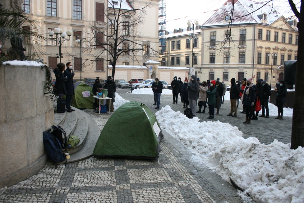 Před pražským magistrátem se 15. února 2021 uskutečnil happening kolektivů Spacáky nestačí, otevřete hotely! Organizátoři upozorňovali na situaci lidí žijících na ulici a možnou pomoc v podobě zřízení takzvaných humanitárních hotelů.
