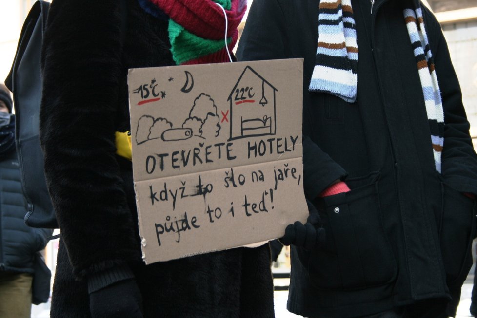 Před pražským magistrátem se 15. února 2021 uskutečnil happening Spacáky nestačí, otevřete hotely! Organizátoři upozorňovali na situaci lidí žijících na ulici a možnou pomoc v podobě zřízení takzvaných humanitárních hotelů.