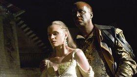 Martin Zahálka v roli Othella a Zuzana Vejvodová coby Desdemona letošní ročník Letních shakespearovských slavností zahájili