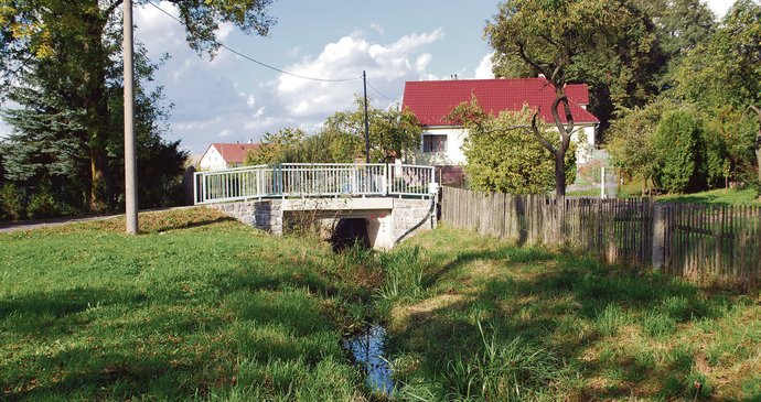 Jeden z nových mostků v Otíně, který má údajně pojmout dvacetiletou vodu