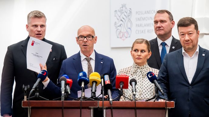 ČT a ČRo mají příští rok místo poplatků dostat peníze ze státního rozpočtu, oznámil ministr Klempíř ČT a ČRo mají příští rok místo poplatků dostat peníze ze státního rozpočtu, oznámil ministr Klempíř