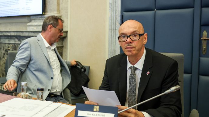 Ministr kultury Oto Klempíř (za Motoristy) na jednání vlády Ministr kultury Oto Klempíř (za Motoristy) na jednání vlády