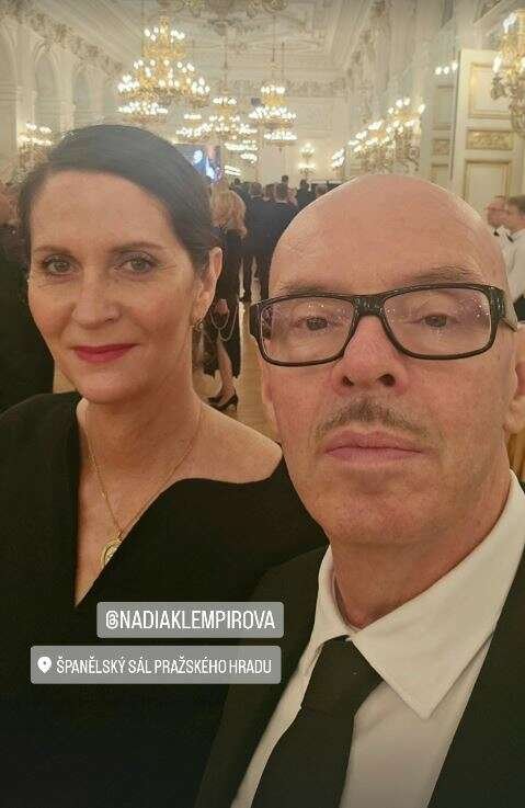 Motorista Oto Klempíř s manželkou po předávání státních vyznamenání na Pražském hradě (28.10.2025) Motorista Oto Klempíř s manželkou po předávání státních vyznamenání na Pražském hradě (28.10.2025)