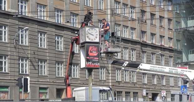 Otočné nárožní hodiny, neodmyslitelná součást Brna od 90.let, dosloužily. Od úterý 27. června je nahradí modernější verze.