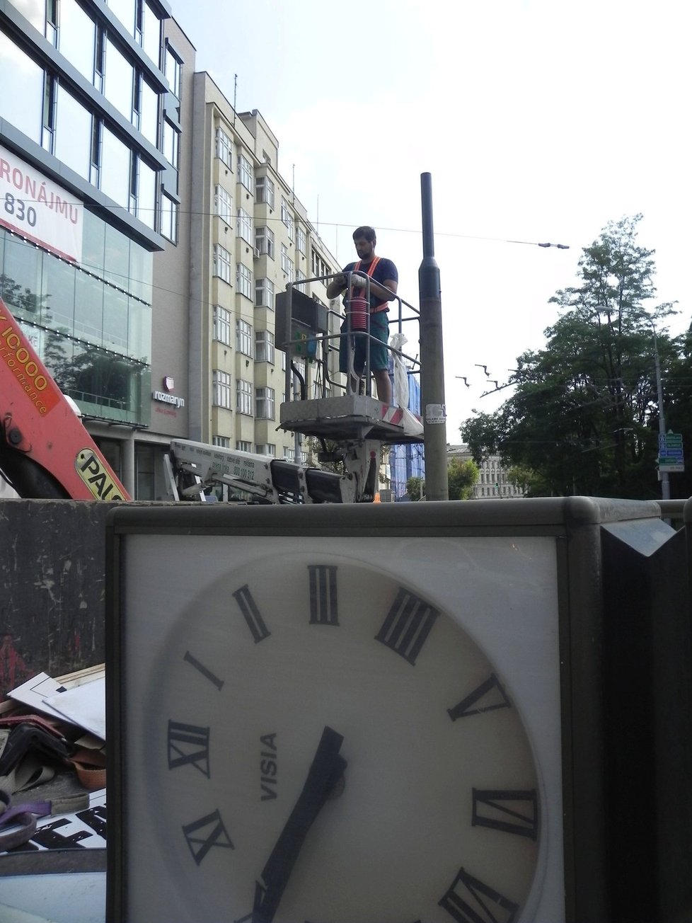 Otočné nárožní hodiny, neodmyslitelná součást Brna od 90.let, dosloužily. Od úterý 27.června je nahradí modernější verze.