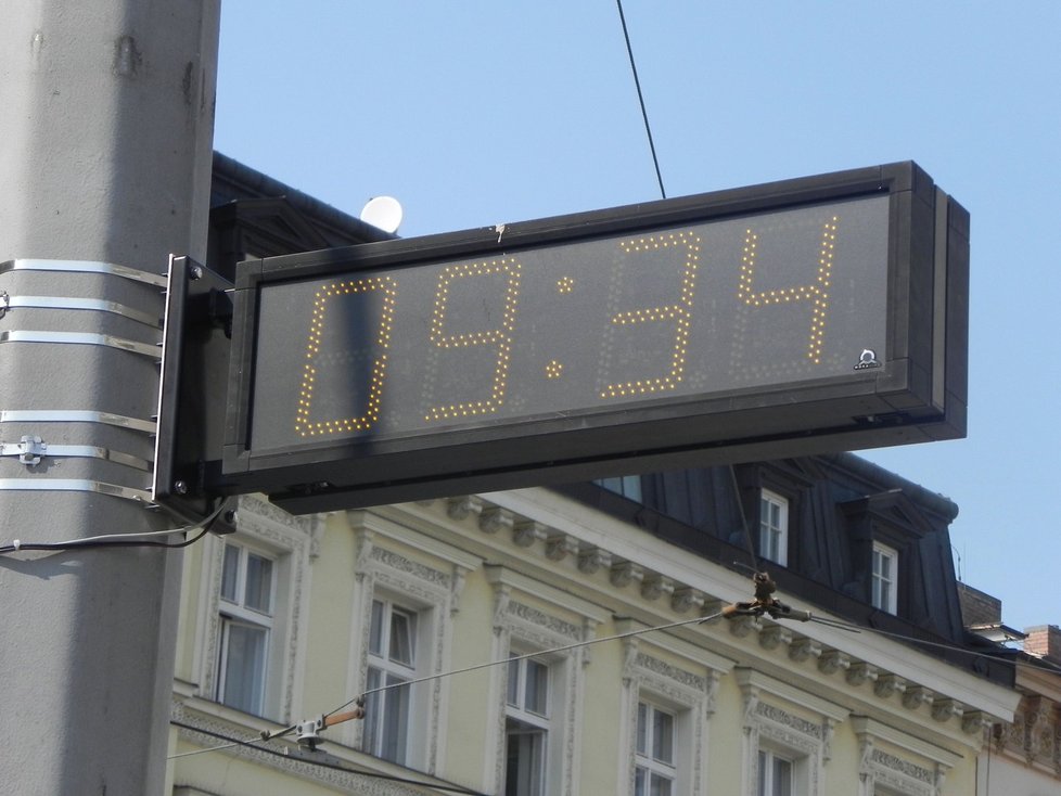Otočné nárožní hodiny, neodmyslitelná součást Brna od 90.let, dosloužily. Od úterý 27.června je nahradí modernější verze.