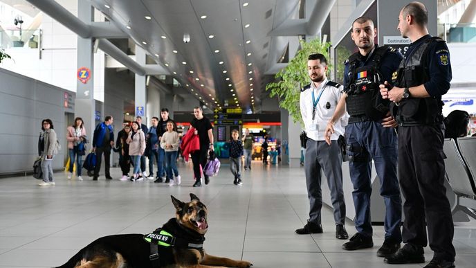 Pohraničníci na letišti v Bukurešti