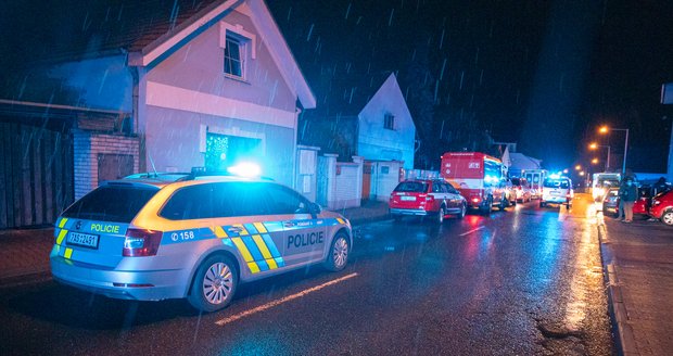 Tragédie na pražském Šeberově. Zřejmě na otravu oxidem uhelnatým zde zemřely dvě osoby, včetně dítěte