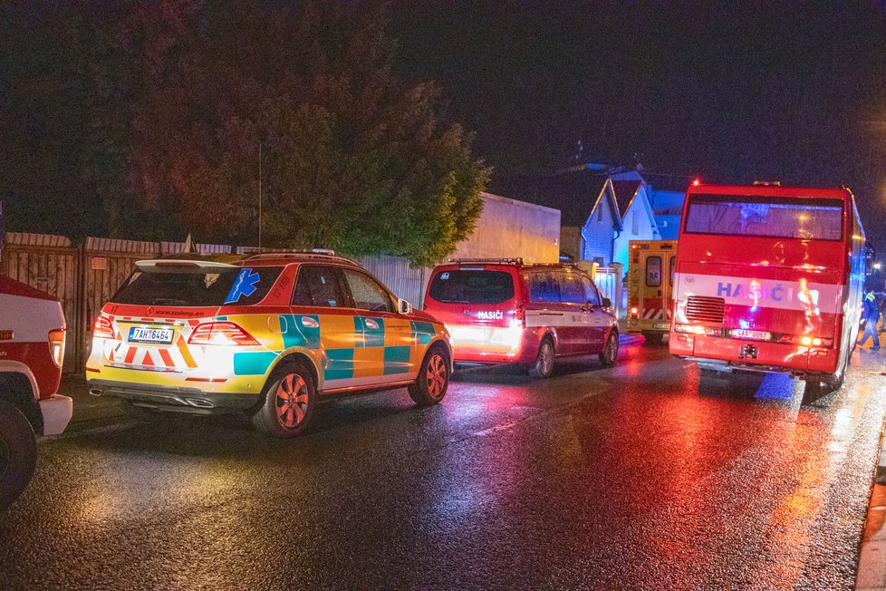 Tragédie na pražském Šeberově. Zřejmě na otravu oxidem uhelnatým zde zemřely dvě osoby, včetně dítěte