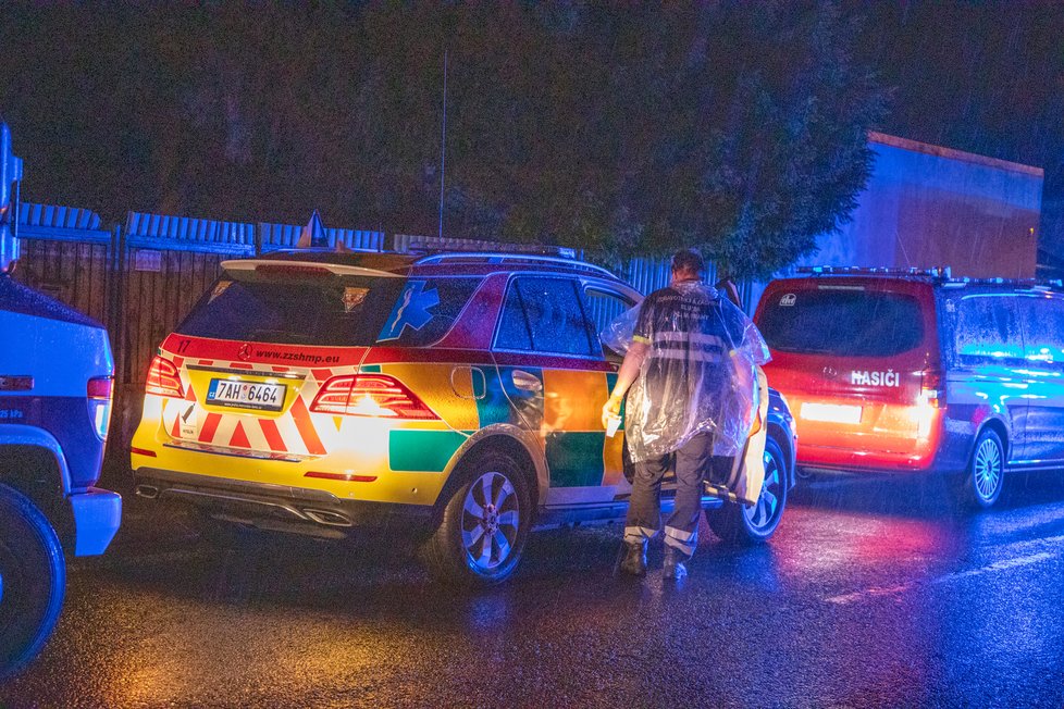 Tragédie na pražském Šeberově. Zřejmě na otravu oxidem uhelnatým zde zemřely dvě osoby, včetně dítěte