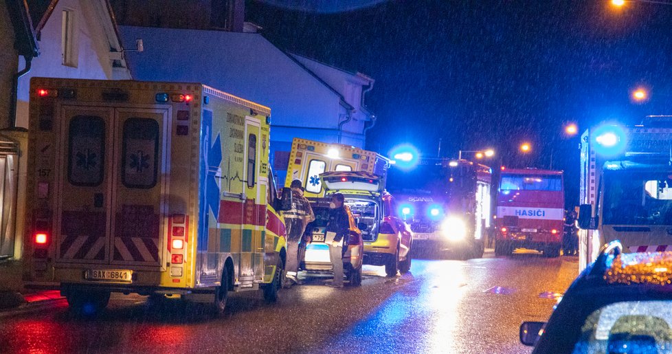 Tragédie na pražském Šeberově. Zřejmě na otravu oxidem uhelnatým zde zemřely dvě osoby, včetně dítěte