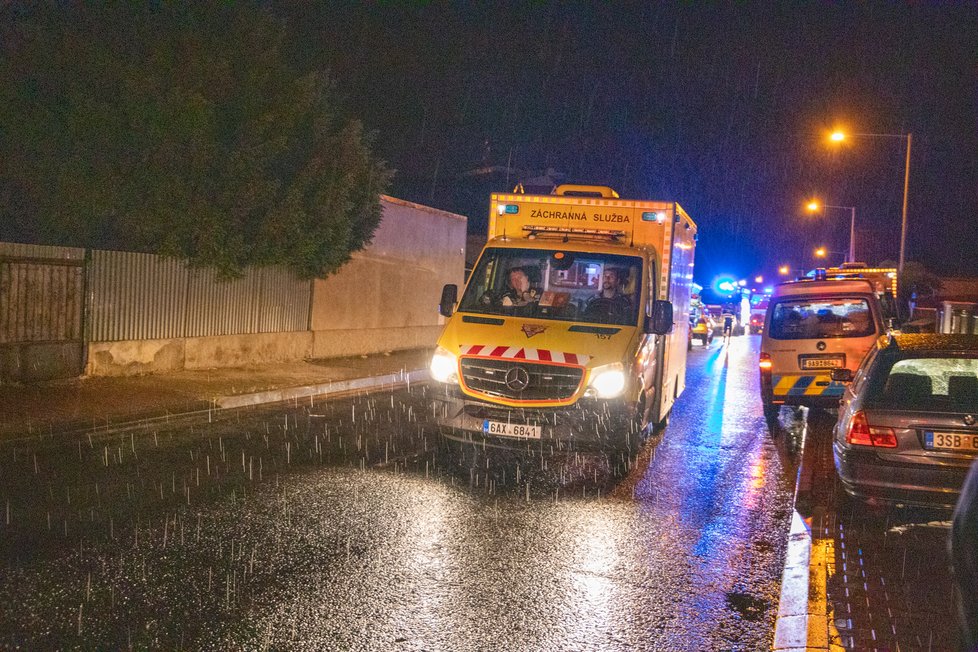 Tragédie na pražském Šeberově. Zřejmě na otravu oxidem uhelnatým zde zemřely dvě osoby, včetně dítěte