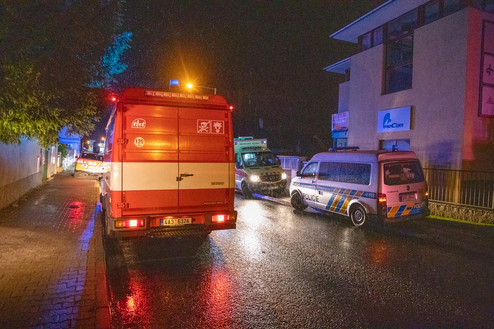 Tragédie na pražském Šeberově. Zřejmě na otravu oxidem uhelnatým zde zemřely dvě osoby, včetně dítěte