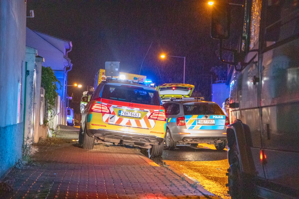 Tragédie na pražském Šeberově. Zřejmě na otravu oxidem uhelnatým zde zemřely dvě osoby, včetně dítěte