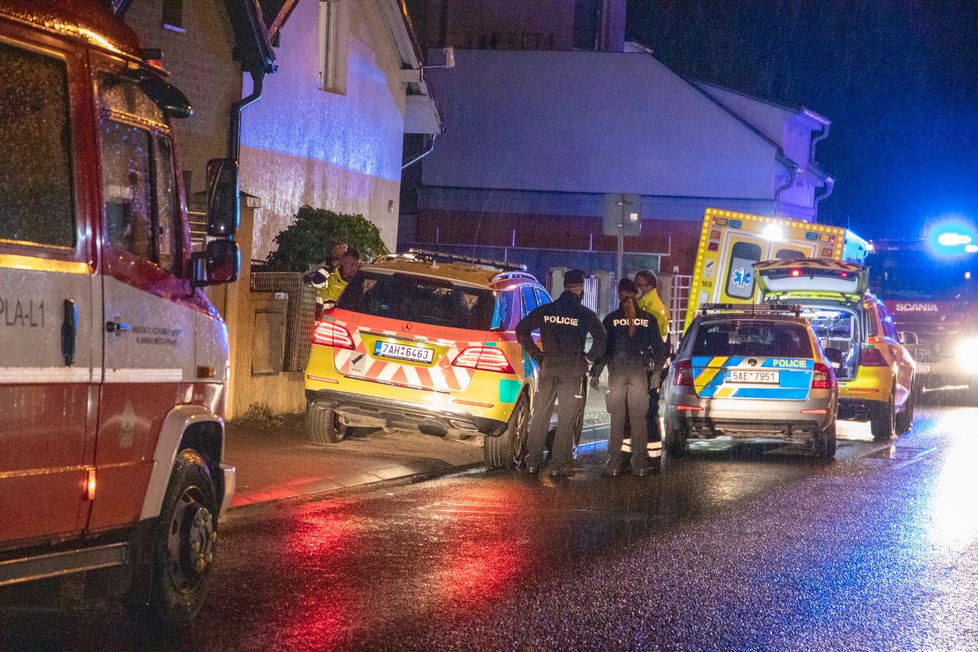 Tragédie na pražském Šeberově. Zřejmě na otravu oxidem uhelnatým zde zemřely dvě osoby, včetně dítěte