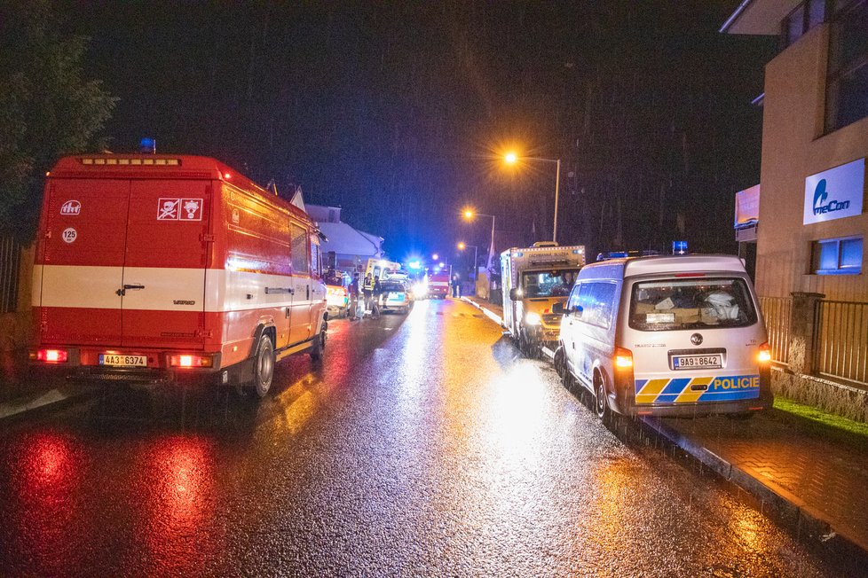 Tragédie na pražském Šeberově. Zřejmě na otravu oxidem uhelnatým zde zemřely dvě osoby, včetně dítěte