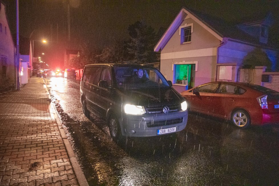 Tragédie na pražském Šeberově. Zřejmě na otravu oxidem uhelnatým zde zemřely dvě osoby, včetně dítěte