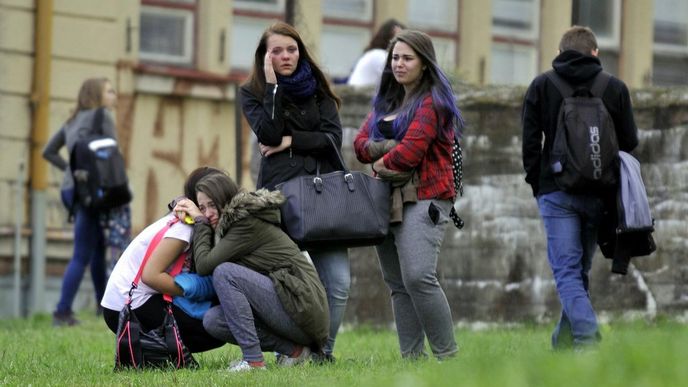 otřesené studentky Střední školy obchodní a služeb ve Žďáru na Sázavou po smrtícím útoku 26leté ženy