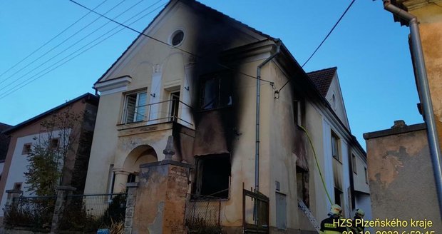 Při hašení domu v Otročíně na Tachovsku nalezli hasiči mrtvolu.