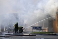 Požár v Otrokovicích zničil dílny a obchody: Škoda je 90 milionů korun