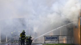 Požár v Otrokovicích zničil dílny a obchody: Škoda je 90 milionů korun