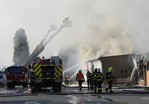 Požár průmyslového objektu v Otrokovicích (23.8.2023)