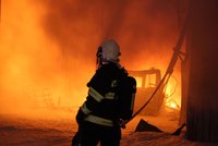 Škoda 130 milionů, hasičům se tavily masky! Policisté stále neznají příčinu požáru v Otrokovicích