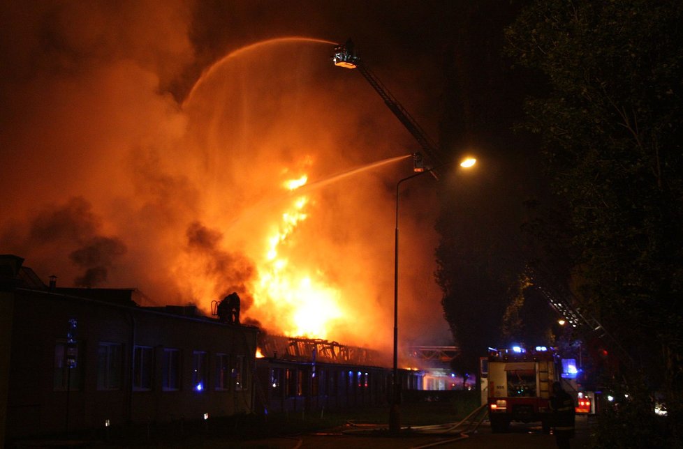 Požár průmyslového objektu v Otrokovicích.