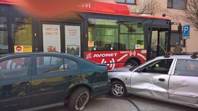 Řidič trolejbusu zkolaboval a najel do zaparkovaných aut: Poškodil jich sedm, nikdo nebyl zraněn.