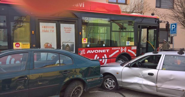 Řidič trolejbusu zkolaboval a najel do zaparkovaných aut: Poškodil jich sedm, nikdo nebyl zraněn