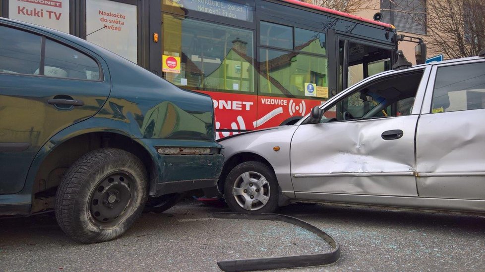 Řidič trolejbusu zkolaboval a najel do zaparkovaných aut: Poškodil jich sedm, nikdo nebyl zraněn