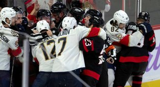 Divočina v NHL: hromadná bitka a všichni ven! Kouč počítal, kdo mu zbyl