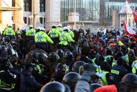 Přes 100 zatčených a útoky na policisty i koně. V Ottawě při protestech to vře
