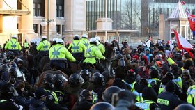 Policisté na koních při protestech v Ottawě