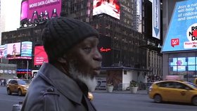 Bývalý vězeň Ottis po 44 letech ve vězení na Times Square.