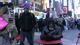 Bývalý vězeň Ottis po 44 letech ve vězení na Times Square.