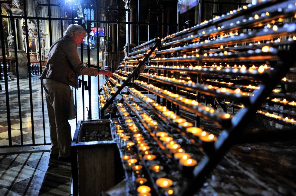 Na památku Otty Habsburského hoří stovky svíček