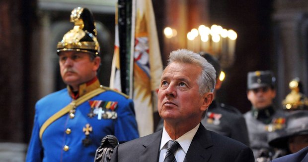 Maďarský prezident Pal Schmitt se pohřbu také účastnil.