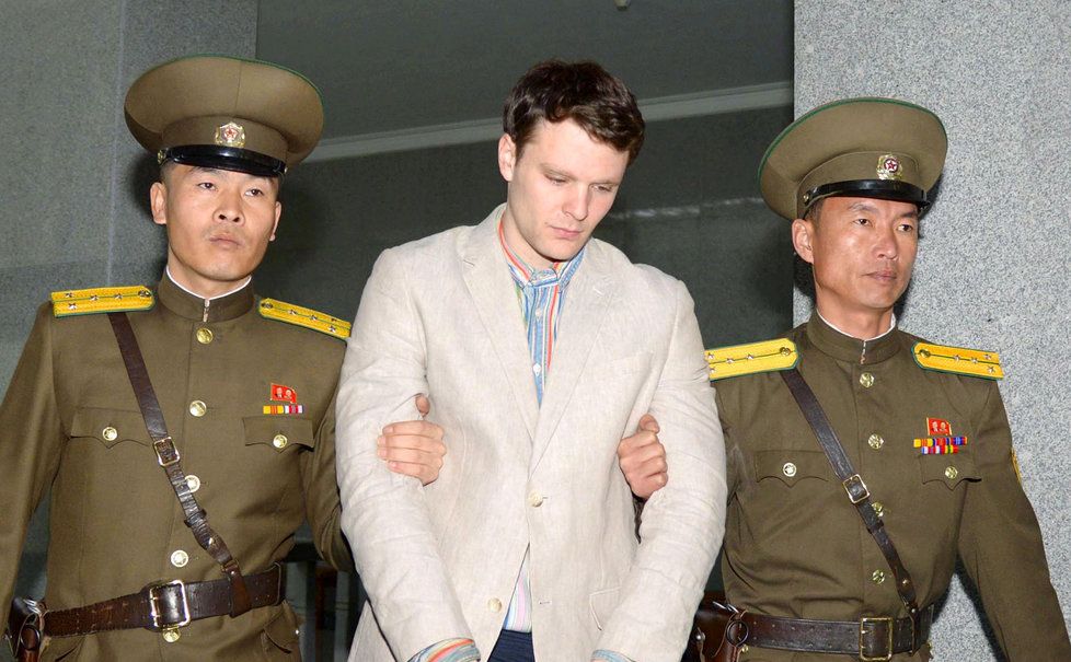 Otto Warmbier odjel do KLDR na prázdniny, byl tam zatčen a odsouzen. Na následky věznění zemřel.