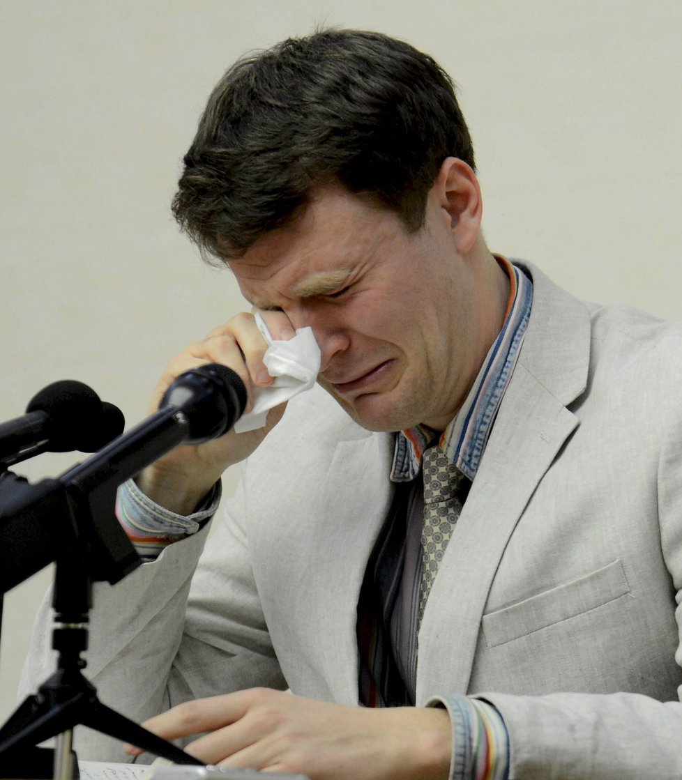 Otto Warmbier odjel do KLDR na prázdniny, byl tam zatčen a odsouzen. Na následky věznění zemřel.