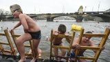 „Voda dává zdravíčko,“ věří Božena (87), která se otužuje už 41 let. S kolegy si zaplavala ve Vltavě