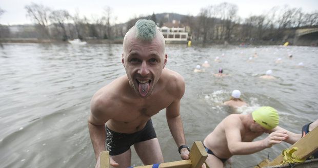 Do Vltavy o teplotě 4,5 stupně naskákalo téměř 400 otužilců.