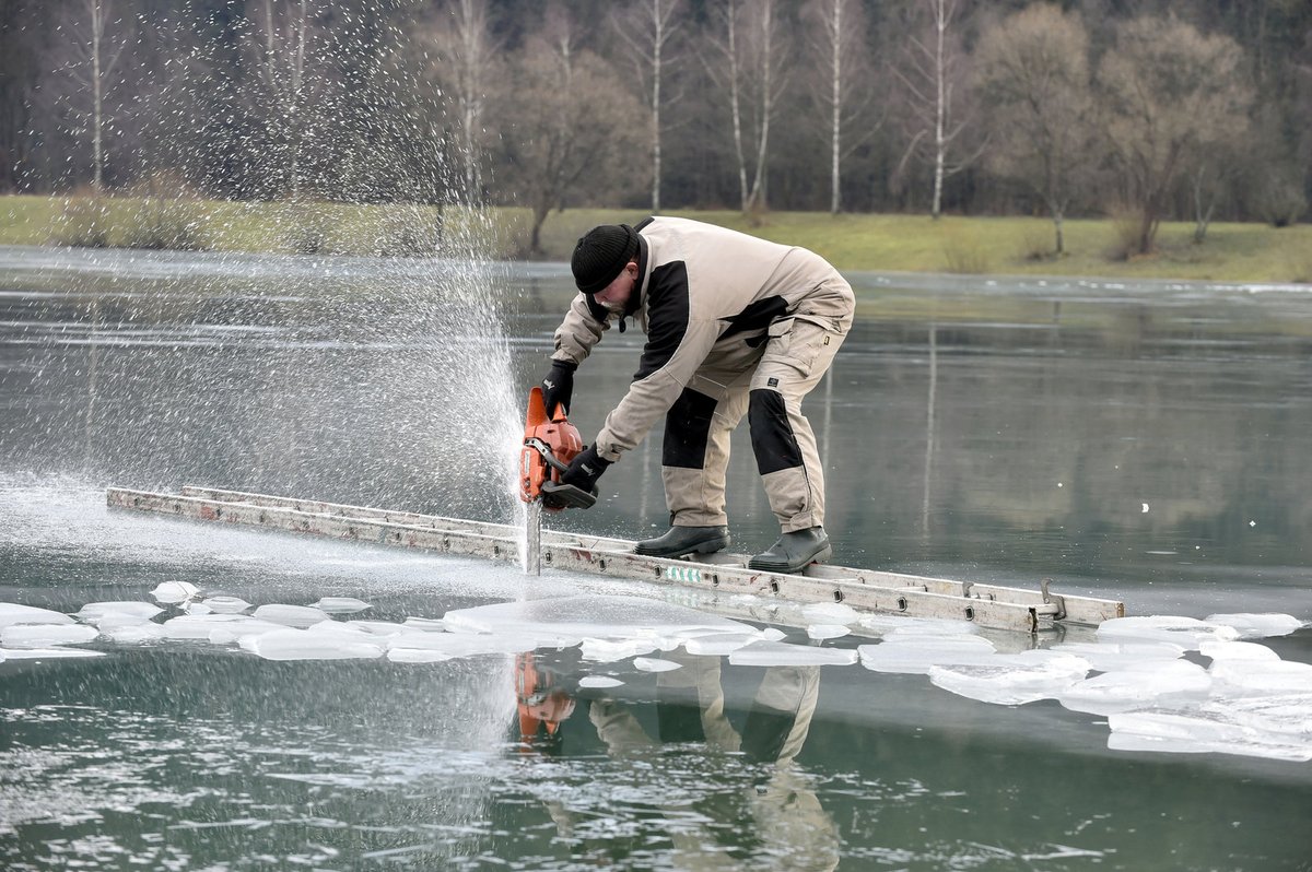 Do Vltavy o teplotě 4,5 stupně naskákalo téměř 400 otužilců.