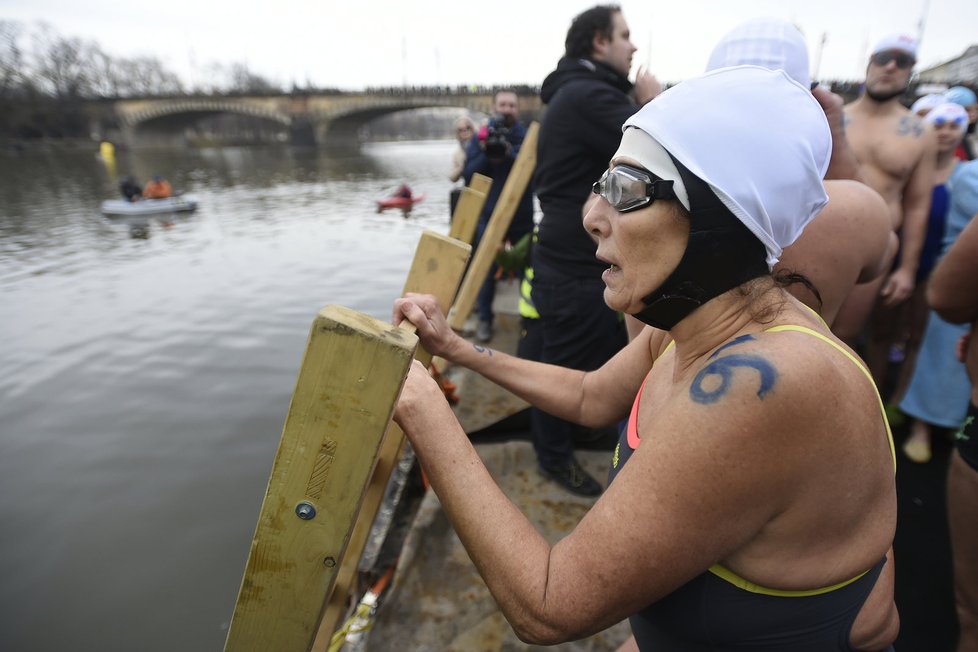 Do Vltavy o teplotě 4,5 stupně naskákalo téměř 400 otužilců.