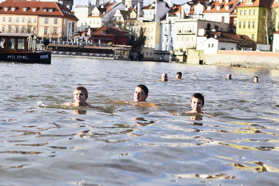 Otužilci už poosmé naskákali do Vltavy!