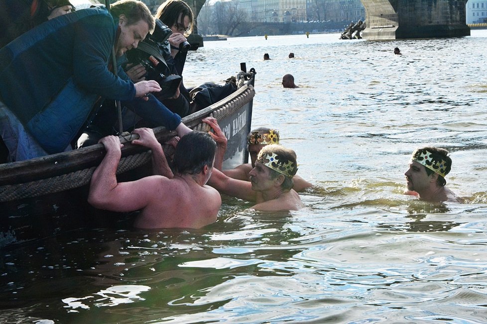 Do vody naskákal rekordní počet čtyřiceti plavců.