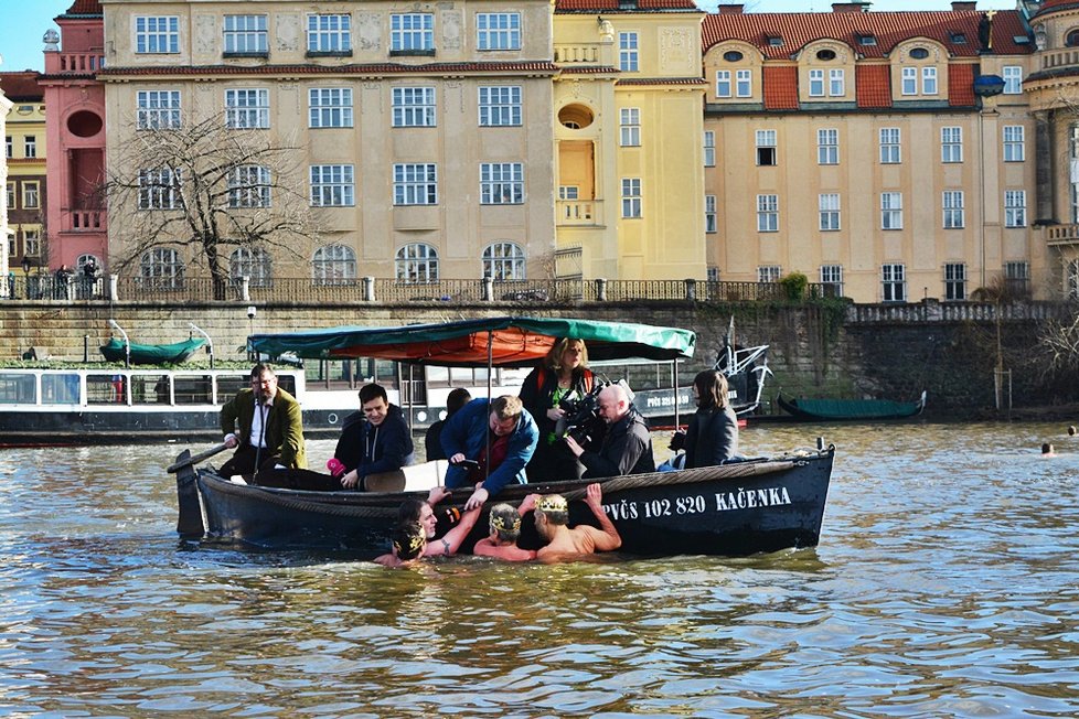 Do vody naskákal rekordní počet čtyřiceti plavců.